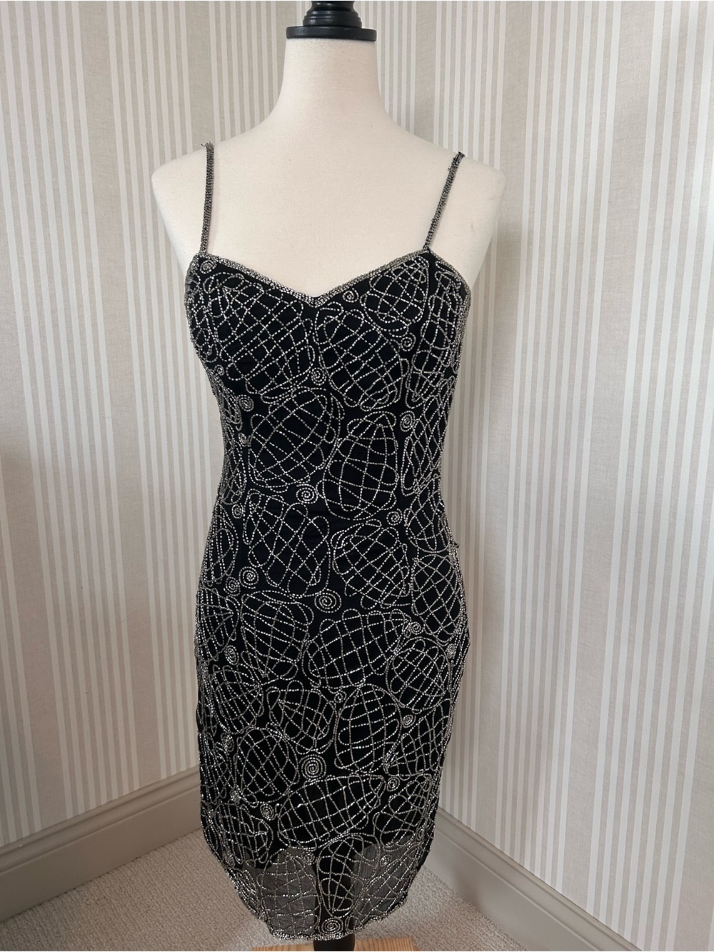 VTG Parisian Room Black Cocktail Dress 100% Silk Hand Beaded in India Size 4 - Picture 4 of 10